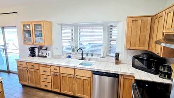 ثلاجة، ميكروويف، فرن، موقد طهي مسطح