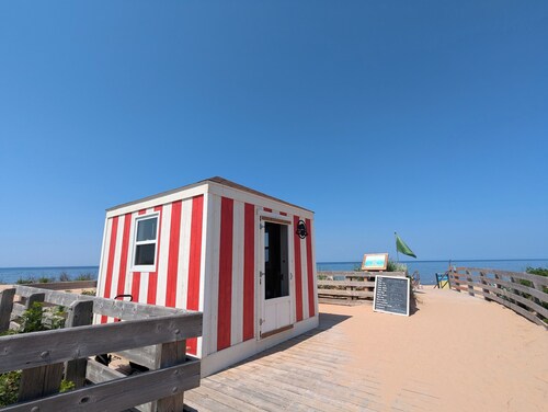 Charming 2-bedroom cottage with AC and WiFi in delightful Saint Peters Bay