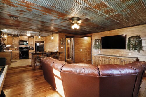 Wanderlust Suite - 2 Bed, 2 Bath Getaway