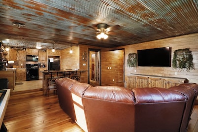 Wanderlust Suite - 2 Bed, 2 Bath Getaway