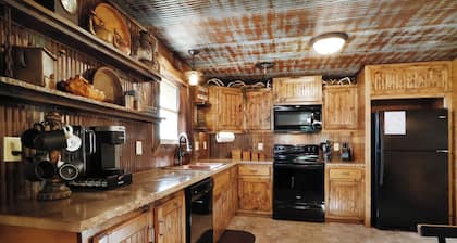 Wanderlust Suite - 2 Bed, 2 Bath Getaway