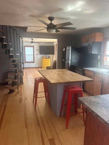 SPRING CREEK GETAWAY! 2 BEDROOM,1 BATH HOUSE BACKED UP TO OPEN SPACE!!!