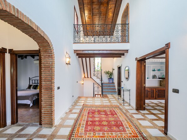 5 bedrooms, iron/ironing board, free WiFi, bed sheets