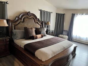 4 bedrooms, iron/ironing board, WiFi, bed sheets