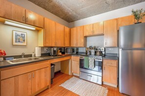 Kjøleskap, mikrobølgeovn, ovn og kokeplater