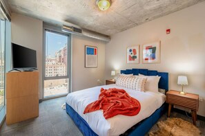 2 habitaciones, escritorio y tabla de planchar con plancha 