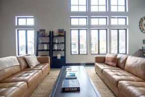 Smart TV - Modern, Spacious Loft in Douglas with Free Parking!

 (Douglas)