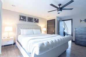 3 bedrooms, desk, iron/ironing board, travel crib - Modern, Spacious Loft in Douglas with Free Parking!

 (Douglas)