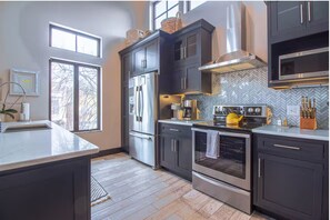 Fridge, microwave, oven, stovetop - Modern, Spacious Loft in Douglas with Free Parking!

 (Douglas)