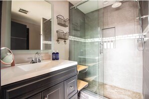 Hair dryer, towels, soap, shampoo - Modern, Spacious Loft in Douglas with Free Parking!

 (Douglas)