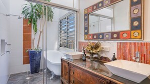 Douche, séchoir à cheveux, serviettes fournies