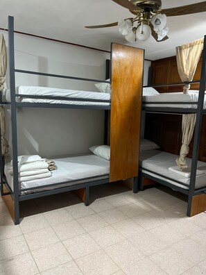 Asrama Umum Basic | Minibar, Wi-Fi gratis, dan seprai linen