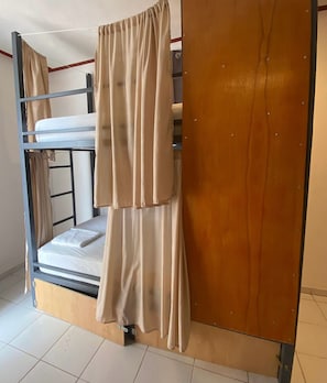 Een minibar, gratis wifi, beddengoed