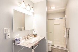 Classic Single Room, 1 King Bed, Non Smoking, Private Bathroom | Bathroom | Hair dryer, towels, soap, shampoo - Motel Tipton (Tipton)