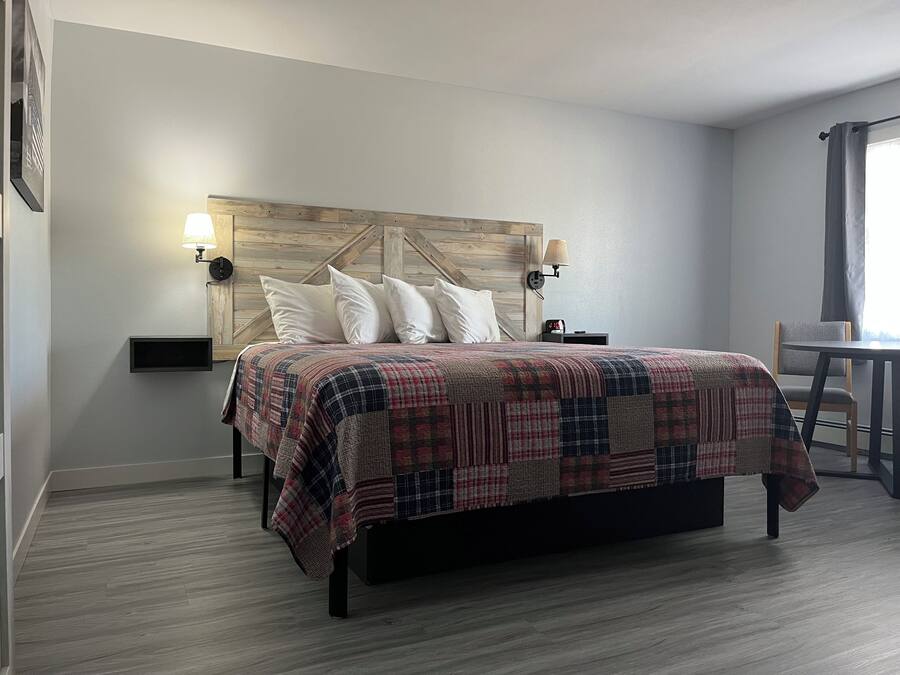 Yhden hengen comfort-huone, 1 keskisuuri parisänky, tupakointi kielletty | Työpöytä, kannettavalle tietokoneelle sopiva työtila, pimennysverhot