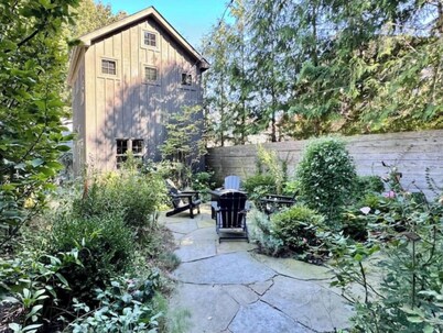 Modern designer home w/ courtyard

