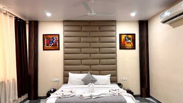 Habitación de lujo | Escritorio y espacio para trabajar con laptop