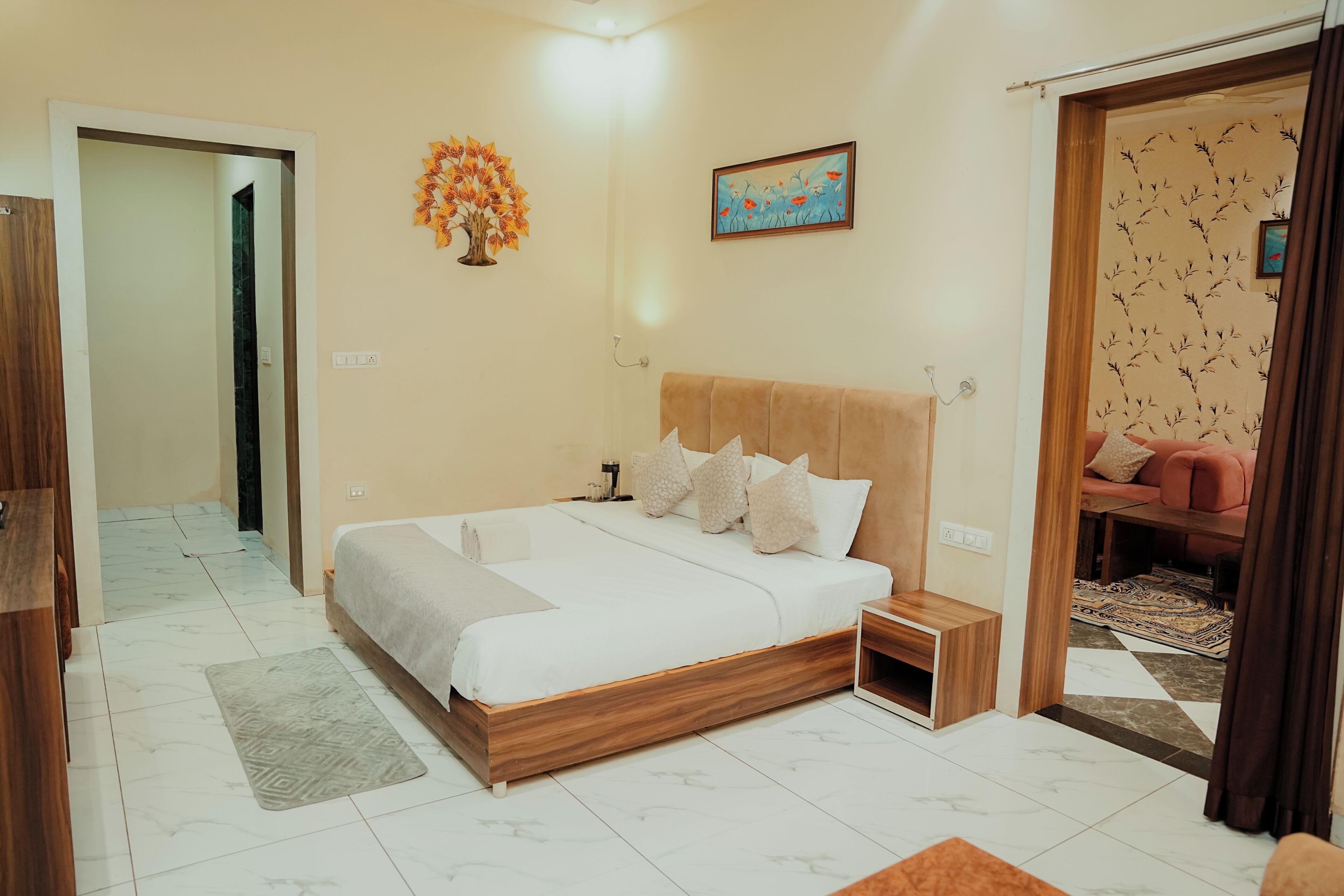 Un dormitorio con cama, mesita de noche y una alfombra pequeña.