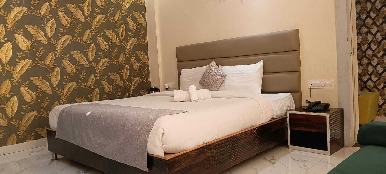 Comfort Studio Suite | Living area | TV