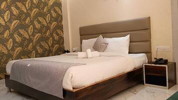 Comfort Studio Suite | Living area | TV