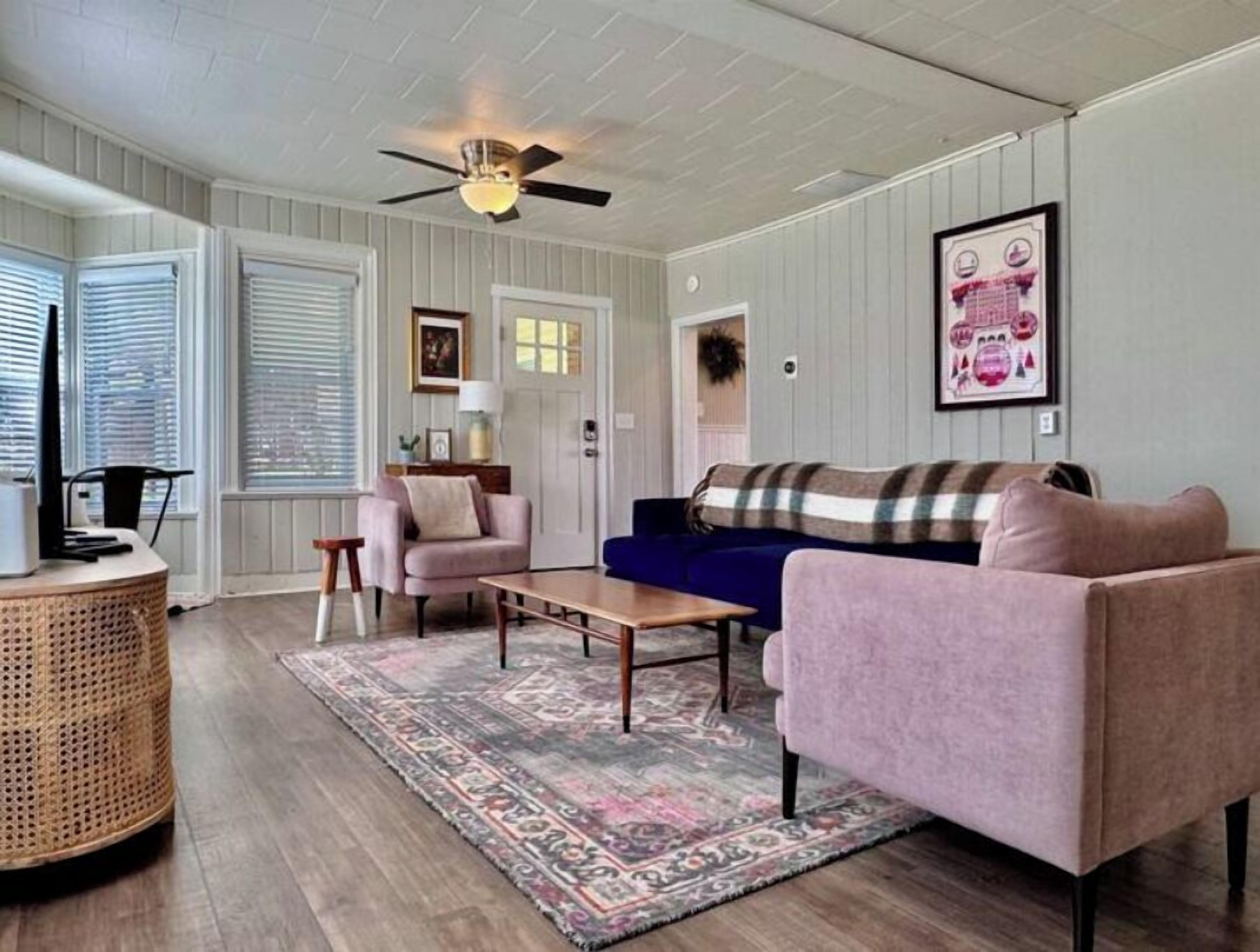 Spacious Farmhouse In Douglas; Walk To Downtown, Waterfront & Saugatuck! - Holland, MI