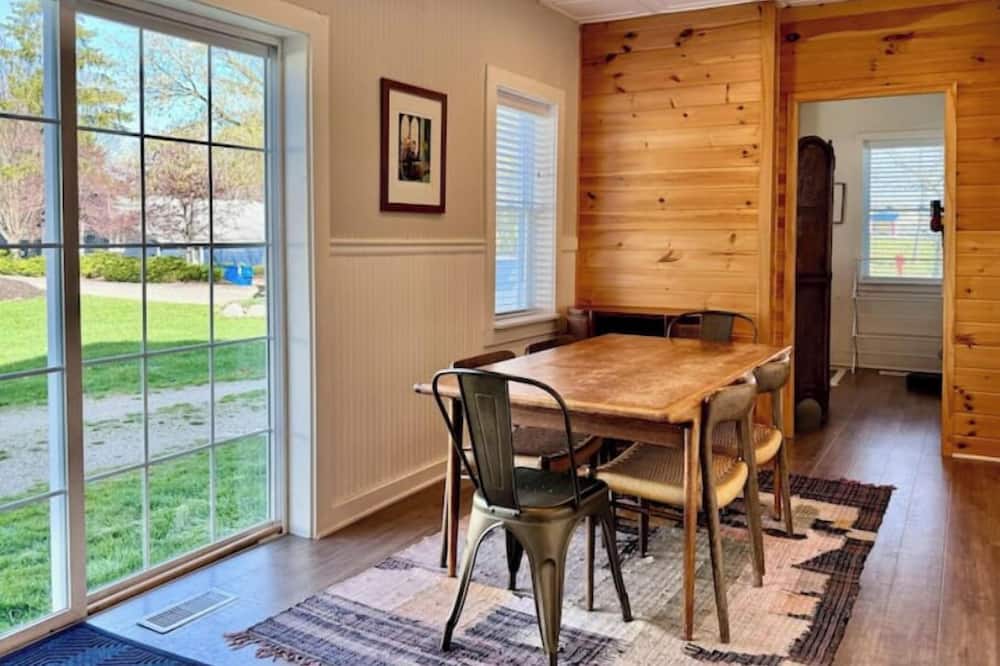 Spacious Farmhouse in Douglas; Walk to Downtown, Waterfront & Saugatuck!