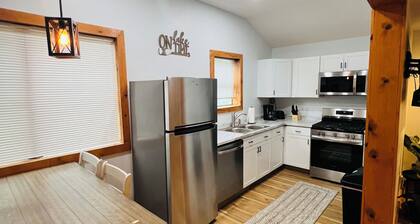Cozy 3-bedroom Cabin in Historic Lake Idlewild