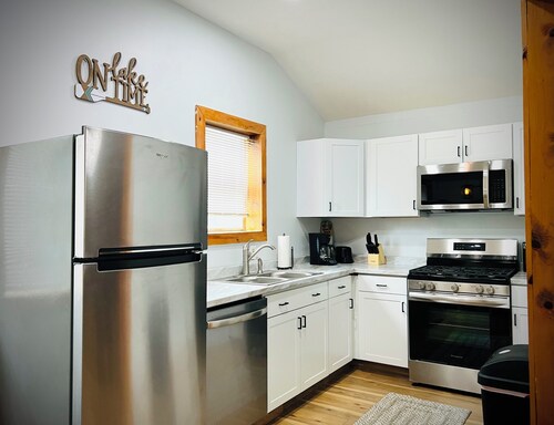 Cozy 3-bedroom Cabin in Historic Lake Idlewild 