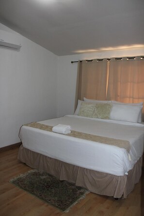 1 slaapkamer, een strijkplank/strijkijzer, wifi, beddengoed