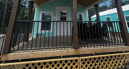 Cozy pet friendly 2-bedroom cabin in Steinhatchee, FL