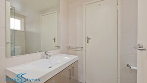 Douche, sèche-cheveux, serviettes fournies