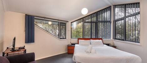 2 soverom, strykejern/-brett og sengetøy