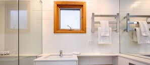 Dusj, hårføner og håndklær