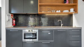 Kaffetrakter/tekoker, kjøkkenutstyr og spisebord