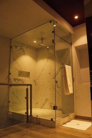 Kamar Double Deluks | Kamar mandi | Shower, perlengkapan mandi gratis, pengering rambut, dan sandal