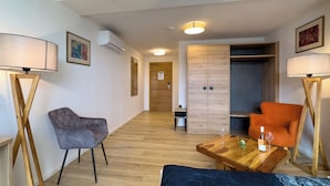 Dobbeltrom – comfort | Safe på rommet, skrivebord, skrivebord for bærbar PC og lydisolert