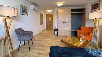 Comfort tweepersoonskamer | Een kluis op de kamer, een bureau, een laptopwerkplek