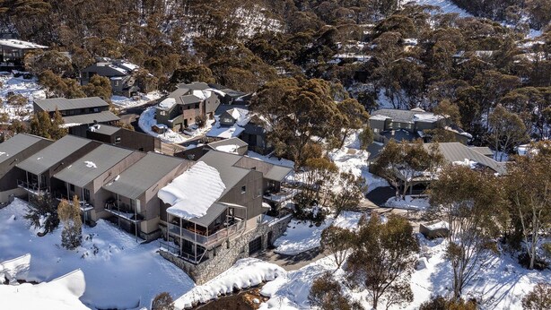 A residential area with multiple houses surrounded by trees and covered in snow. - Snowbound Chalet 3 - Crackenback Ridge (Crackenback Ridge)