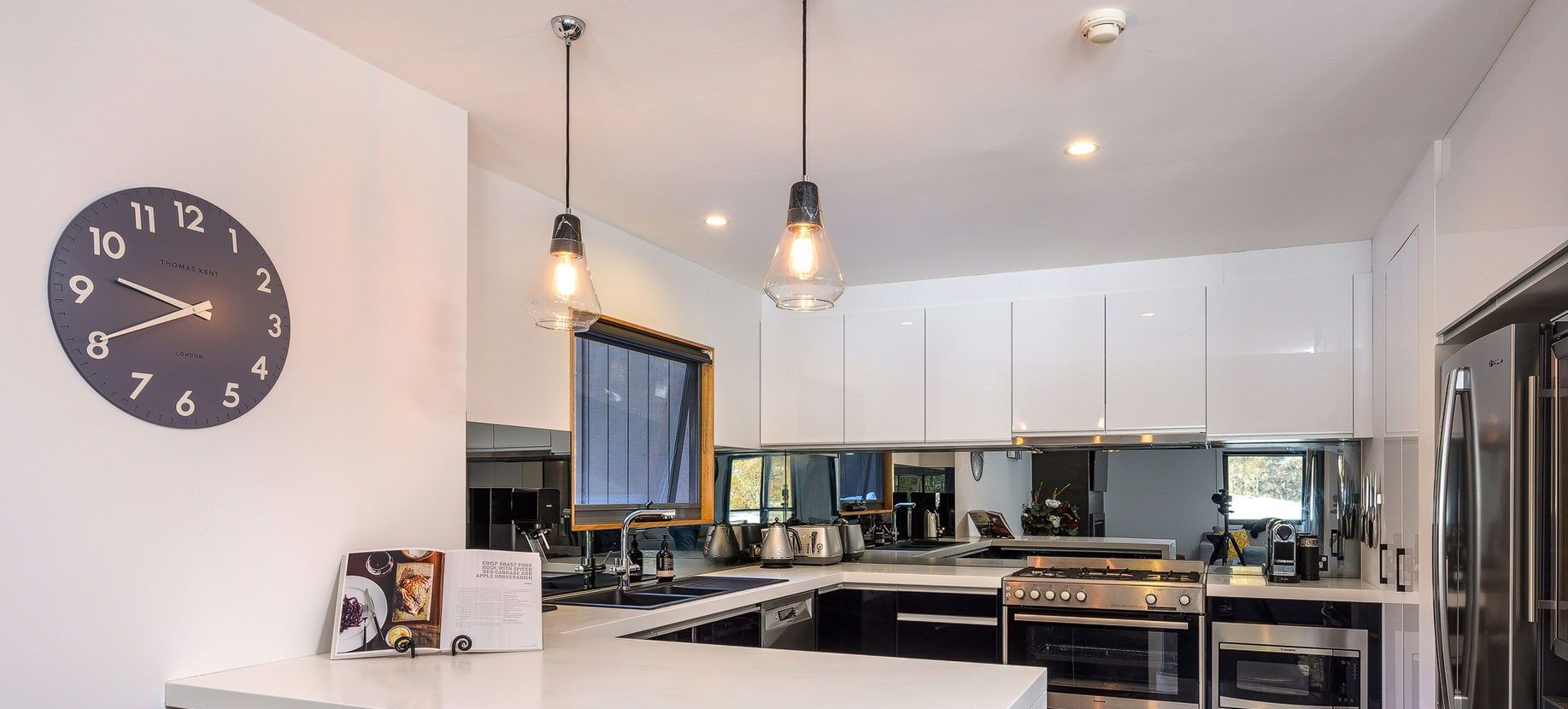 Kaffetrakter/tekoker, kjøkkenutstyr og spisebord