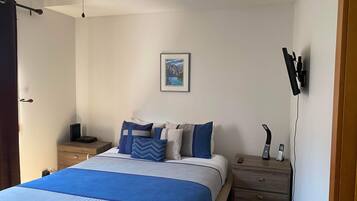 2 soverom, skrivebord, strykejern/-brett og reiseseng for barn