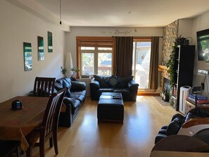 Smart-tv, pejs, dvd-afspiller, bøger