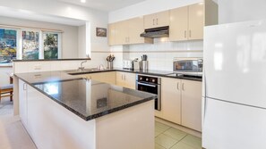 Cafetera y tetera, utensilios de cocina y comedor