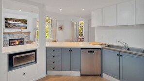 Cafetière/bouilloire, batterie de cuisine, vaisselle et ustensiles