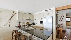 Coffee/tea maker, cookware/dishes/utensils, dining tables