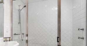 Shower, jetted tub, hair dryer, towels - On The Run 3 - Crackenback Ridge (Ski-In-Ski-Out)