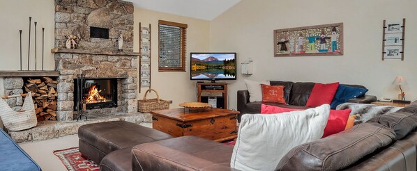 TV, fireplace, DVD player, stereo - On The Run 4 Penthouse - Crackenback Ridge (Ski-In-Ski-Out)