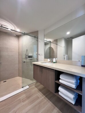 Shower, hair dryer, towels, soap - Brandnew-Beachfront-Downtown Condo in Jacó (Jacó)