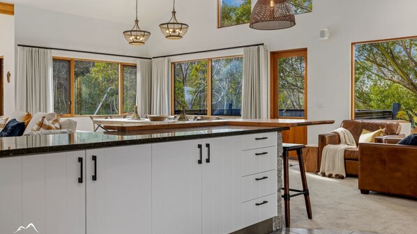 Coffee/tea maker, cookware/dishes/utensils, dining tables