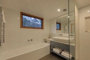 Shower, hair dryer, towels - Ski In Ski Out #11 - Crackenback Ridge (Ski-In-Ski-Out)