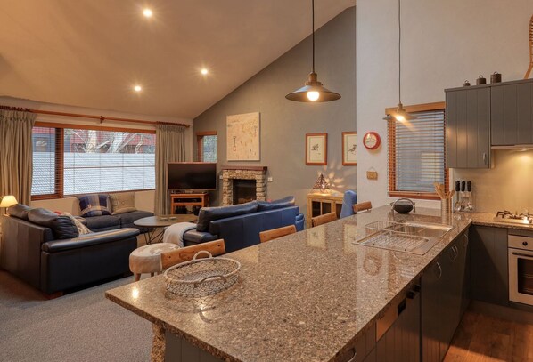 Kaffetrakter/tekoker, kjøkkenutstyr og spisebord